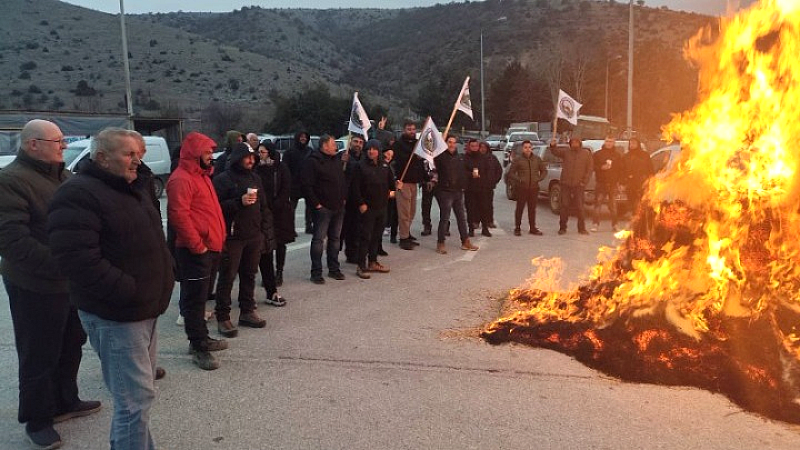 Αγρότες αποκλείουν την Εθνική οδό Κοζάνης – Φλώρινας για μία ώρα