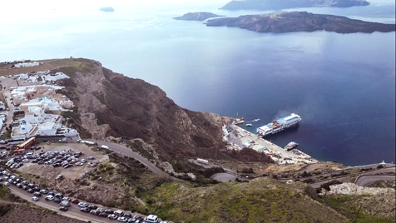 Σημαντική επίσκεψη πολιτικής ηγεσίας του υπουργείου Υποδομών στη Σαντορίνη