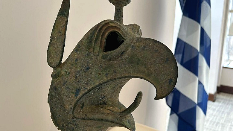 Η Λίνα Μενδώνη παραλαμβάνει τη χάλκινη κεφαλή του γρύπα από την Αρχαία Ολυμπία στο Μητροπολιτικό Μουσείο της Νέας Υόρκης