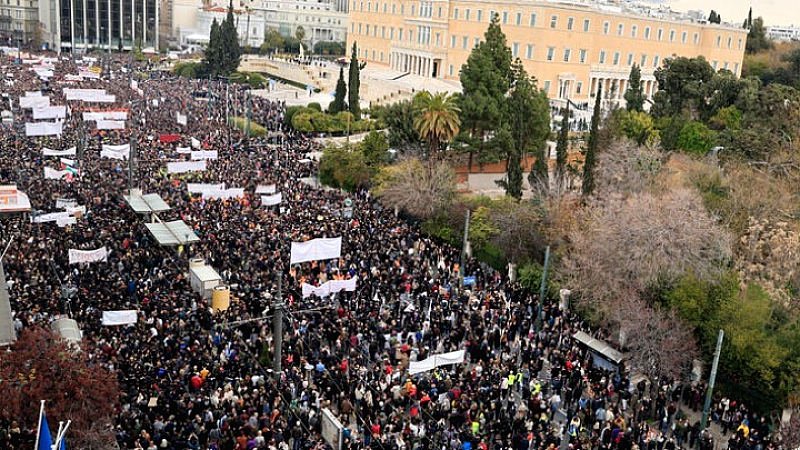 Διαδηλώσεις μνήμης για τα θύματα του σιδηροδρομικού δυστυχήματος των Τεμπών: Εκτενή κάλυψη από διεθνή μέσα ενημέρωσης