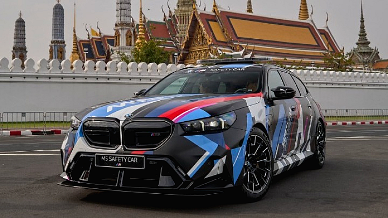 Εντυπωσιακή παρουσίαση της νέας BMW M5 Touring MotoGP Safety Car στην Μπανγκόκ