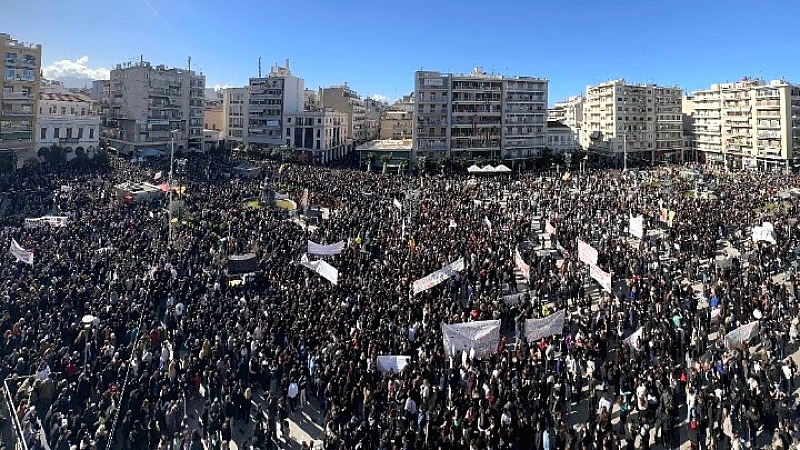 Πάτρα: Μαζική διαμαρτυρία και πορεία για το σιδηροδρομικό δυστύχημα στα Τέμπη – Συγκεντρώσεις σε άλλες πόλεις της Δυτικής Ελλάδας