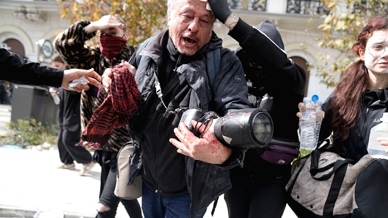 Τραυματισμός φωτορεπόρτερ στο Σύνταγμα: Άμεσες ενέργειες βοήθειας