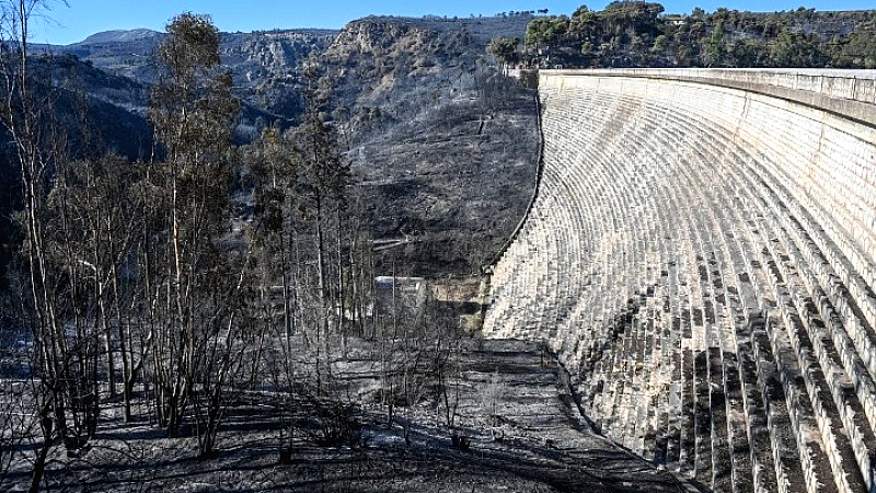 Υπογραφή σύμβασης για τον καθαρισμό ρεμάτων σε περιοχές που επλήγησαν από την καταστροφική πυρκαγιά