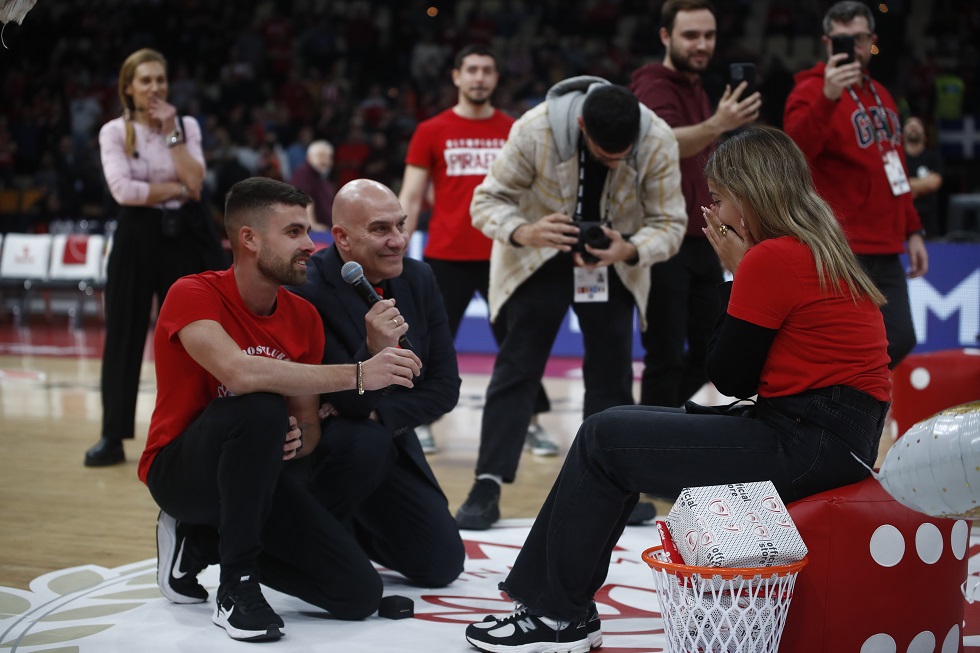 Ολυμπιακός: Το εντυπωσιακό παιχνίδι του Φουρνιέ και η ρομαντική πρόταση γάμου στο ΣΕΦ (vid)