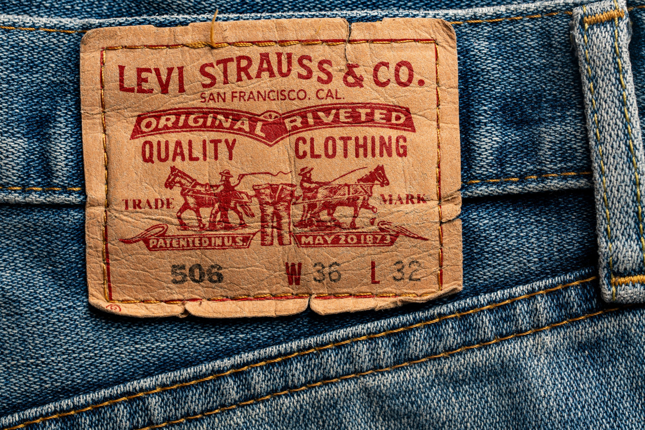 Οι προοπτικές της Levi’s εν μέσω πίεσης από τους δασμούς του Τραμπ