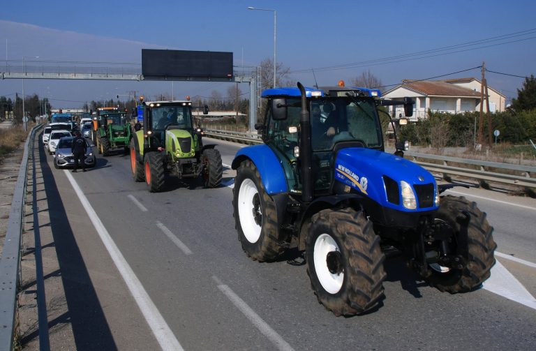 Συμβολικός αποκλεισμός της παλαιάς Εθνικής οδού Βόλου-Λάρισας από αγρότες της Μαγνησίας