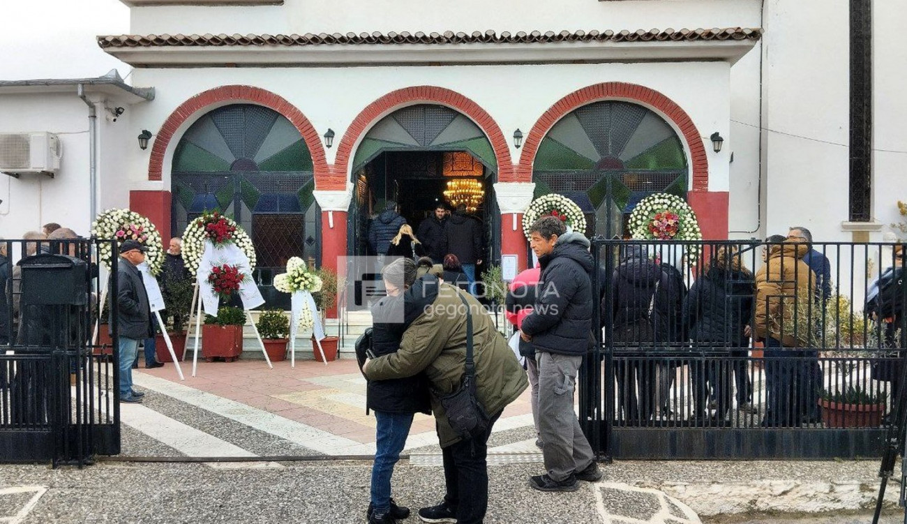 Λάρισα: Οδύνη και θλίψη στην κηδεία του αδίκως χαμένου μεταφορέα από το Γόννοι