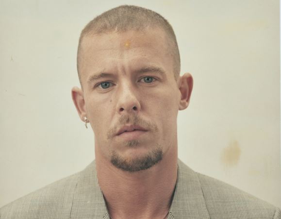 Η ταραχώδης ζωή του Alexander McQueen: Οι γυναίκες που ντύνει και η προσωπική του σκοτεινιά