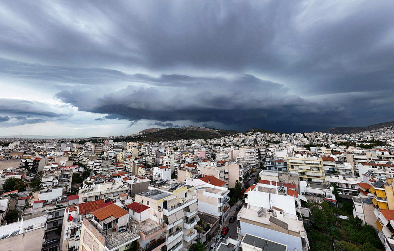 Καιρός: Επικίνδυνη κακοκαιρία πλήττει την Αθήνα – Απότομη αλλαγή στις επόμενες ώρες