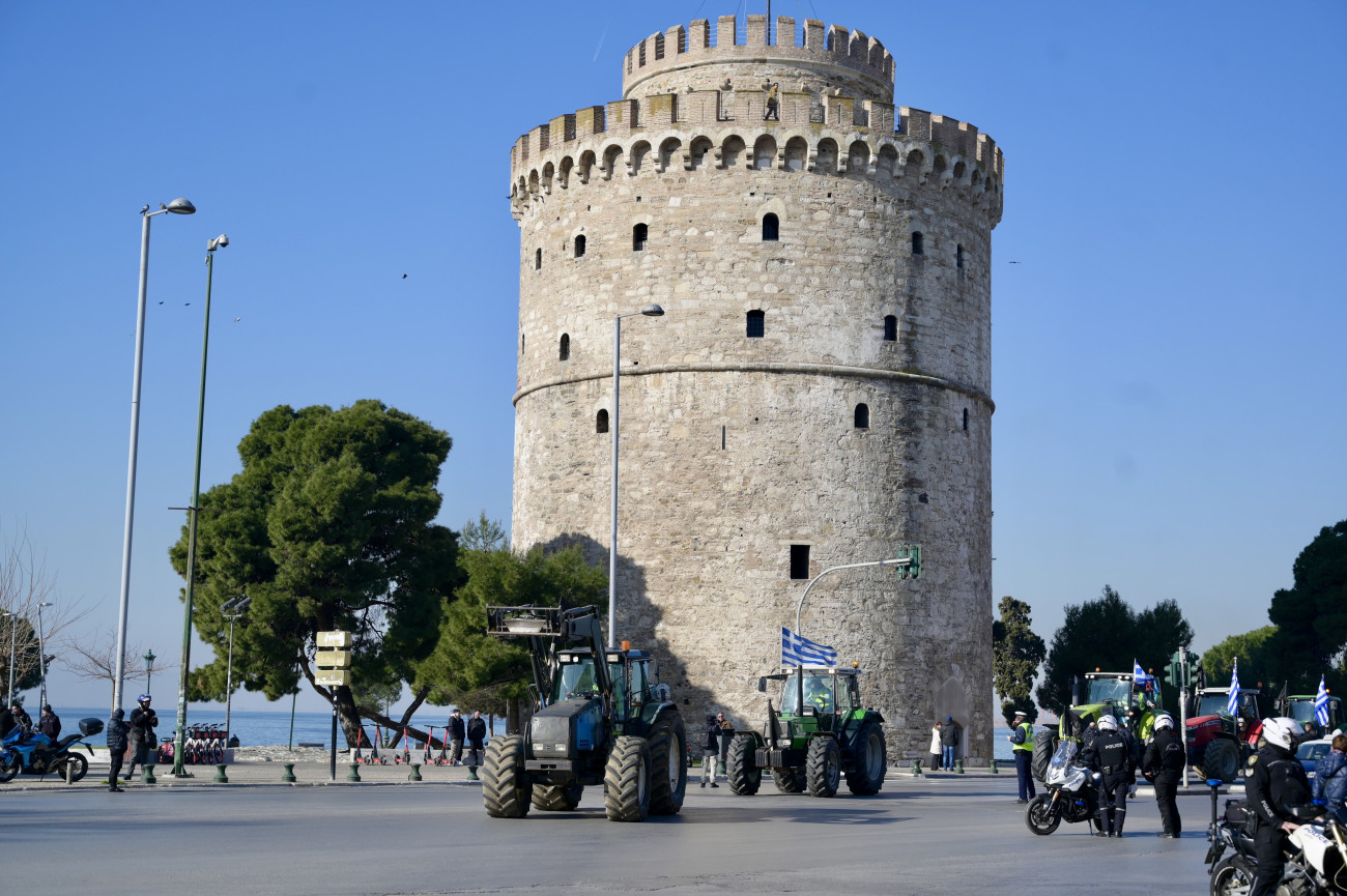 Συλλαλητήριο αγροτών με τρακτέρ στη Θεσσαλονίκη κατά την ομιλία Μητσοτάκη