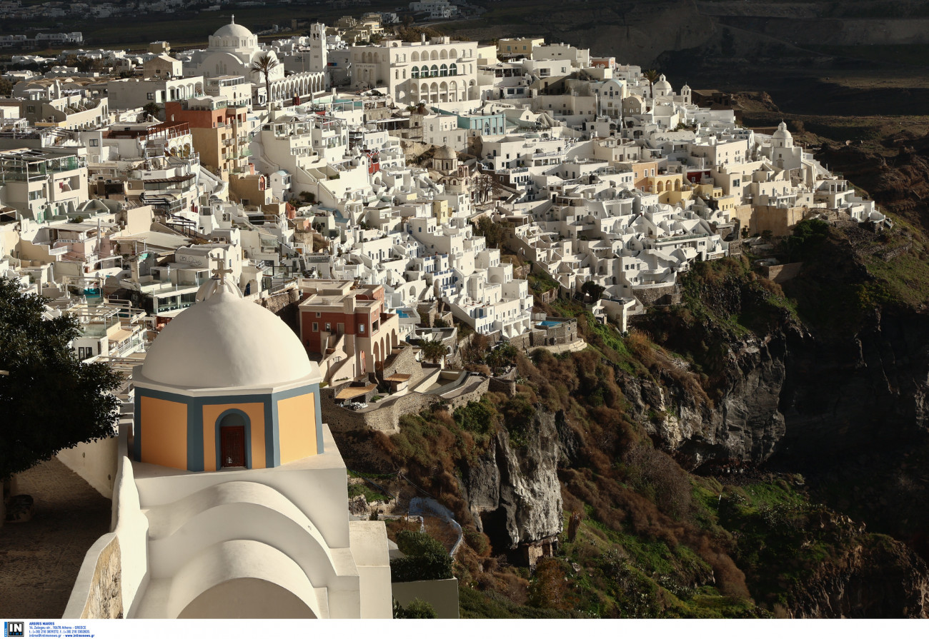 Η εμφάνιση 5άστερων ξενοδοχείων στη Σαντορίνη παρά την αναστολή οικοδομικών αδειών