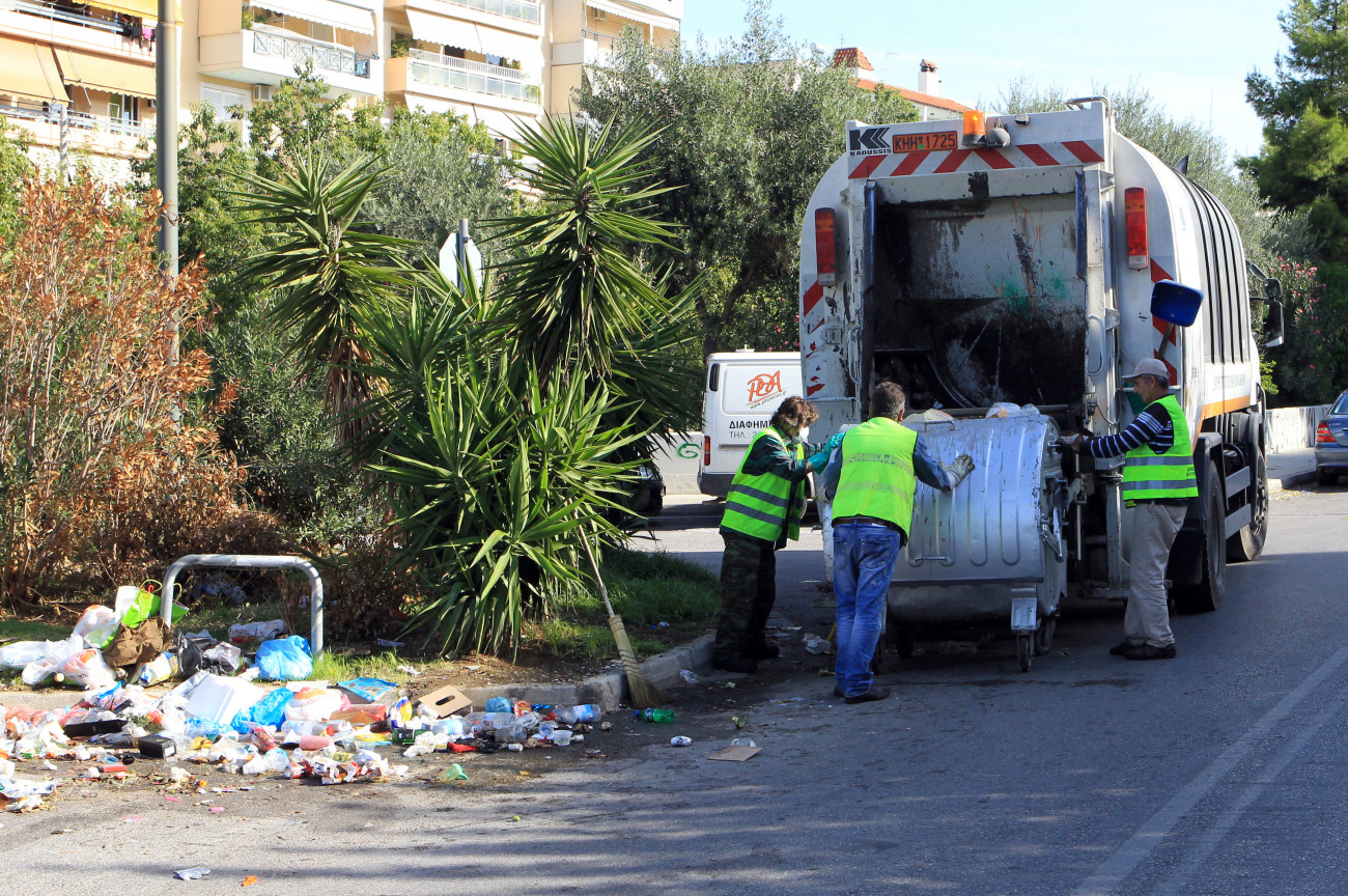 Θεσσαλονίκη: Σοβαρό εργατικό ατύχημα με εγκλωβισμένη γυναίκα σε χοάνη απορριμμάτων