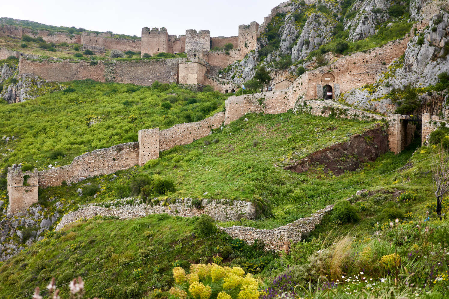 Μελέτες και έργα για την προστασία και ανάδειξη του κάστρου του Ακροκορίνθου