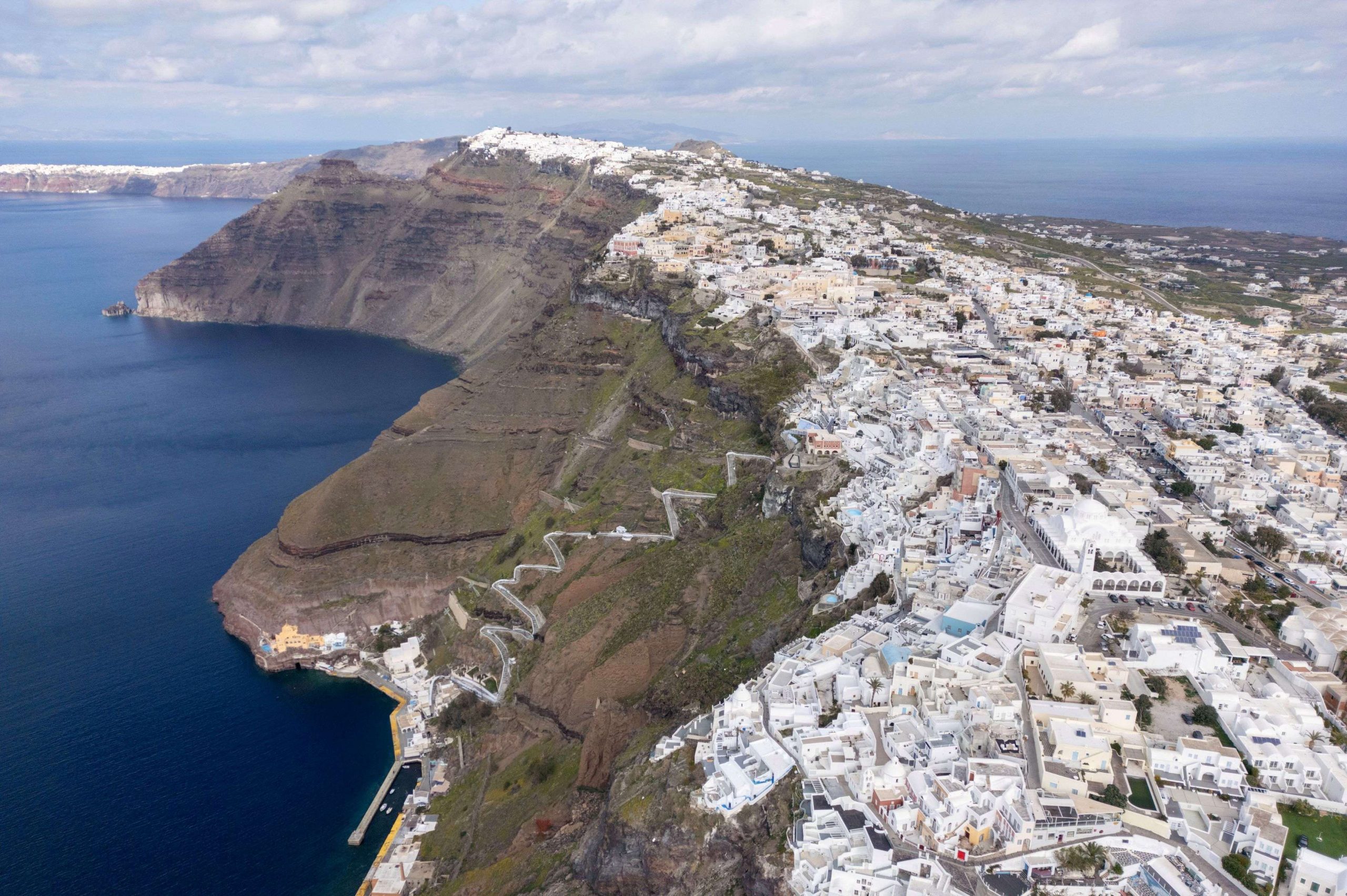 Επιστημονική αποστολή επικεντρώνεται στους κινδύνους κατολισθήσεων στην Σαντορίνη