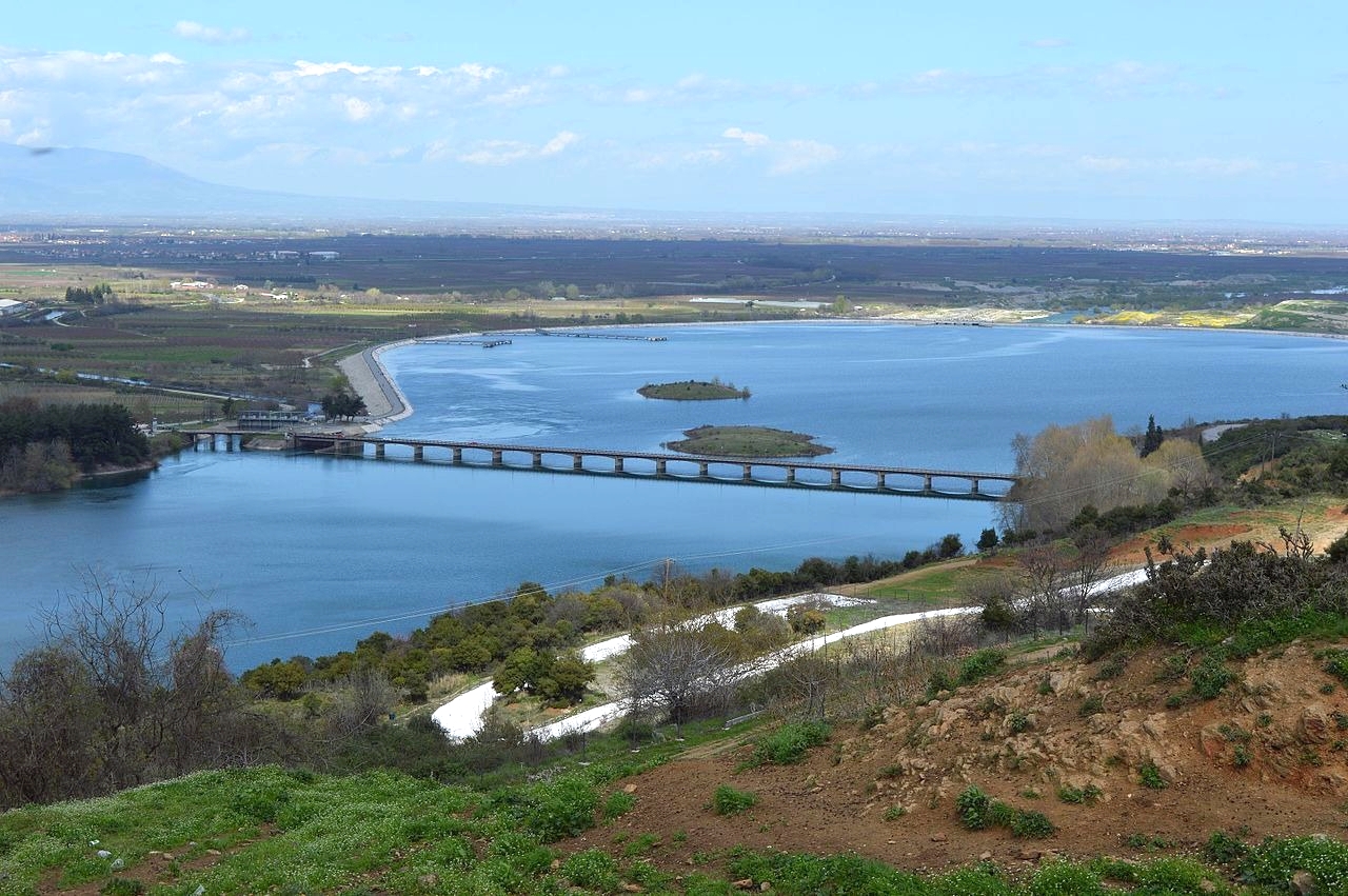 Μη επεξεργασμένα λύματα πλήττουν τον ποταμό Αλιάκμονα εδώ και χρόνια