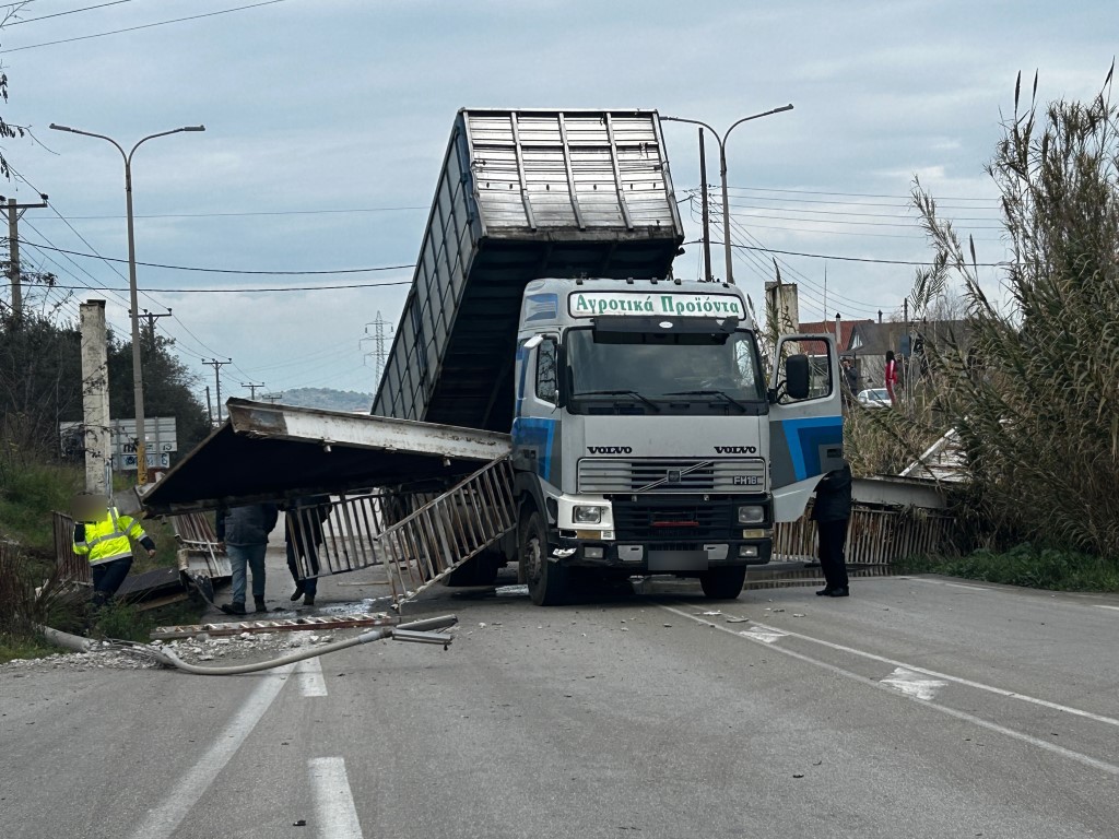 Αγρίνιο: Νταλίκα γκρέμισε την πεζογέφυρα στην Εθνική Οδό Αντιρρίου – Ιωαννίνων