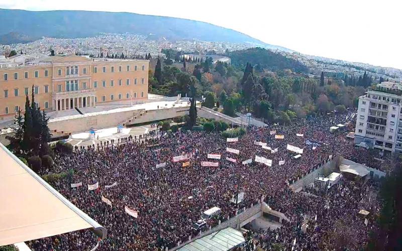 Τέμπη: Κλιμάκωση της πολιτικής αντιπαράθεσης και συμμετοχή των πολιτών στις κινητοποιήσεις