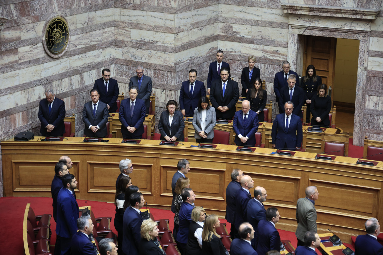 Ενός λεπτού σιγή στη Βουλή για τα 57 θύματα της τραγωδίας των Τεμπών