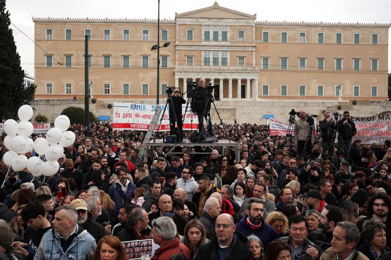 Τέμπη: Η κάλυψη του Guardian για τη μαζική συγκέντρωση και τα επεισόδια – Ο Μητσοτάκης υπό πίεση