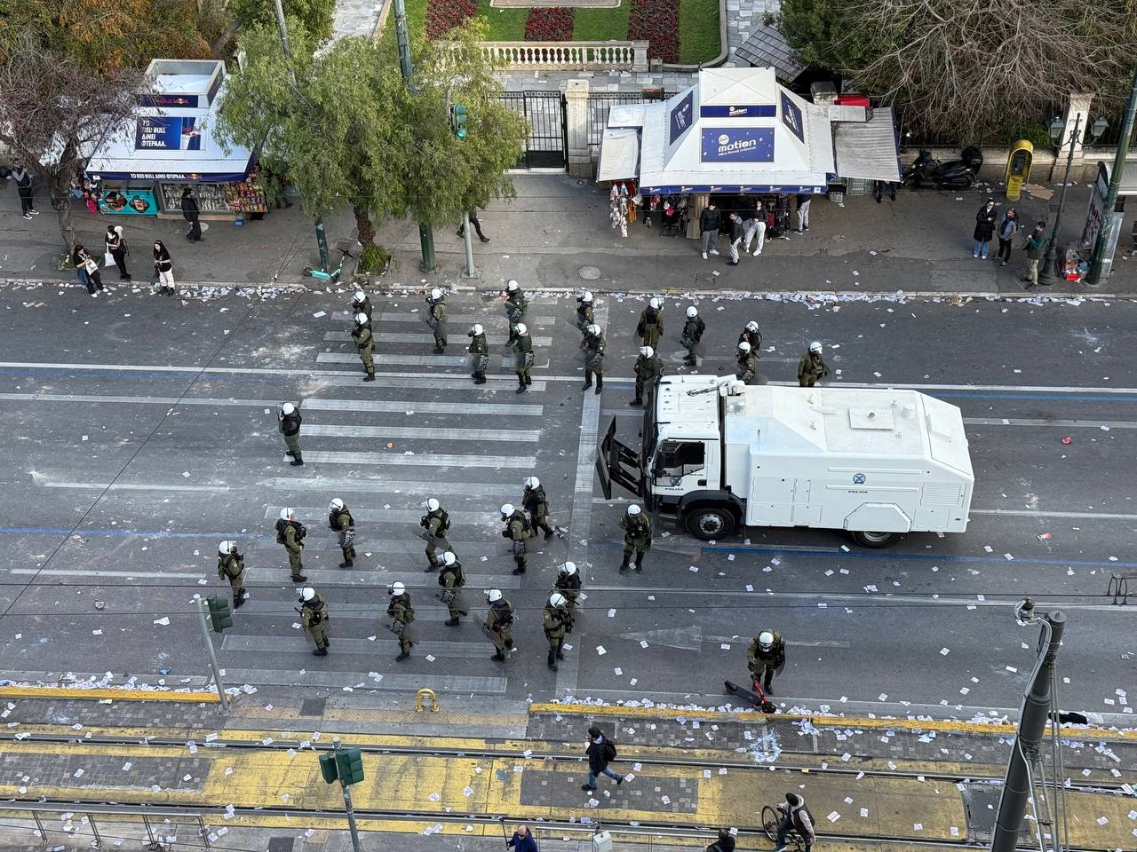 Η κυβέρνηση στην κόψη του ξυραφιού