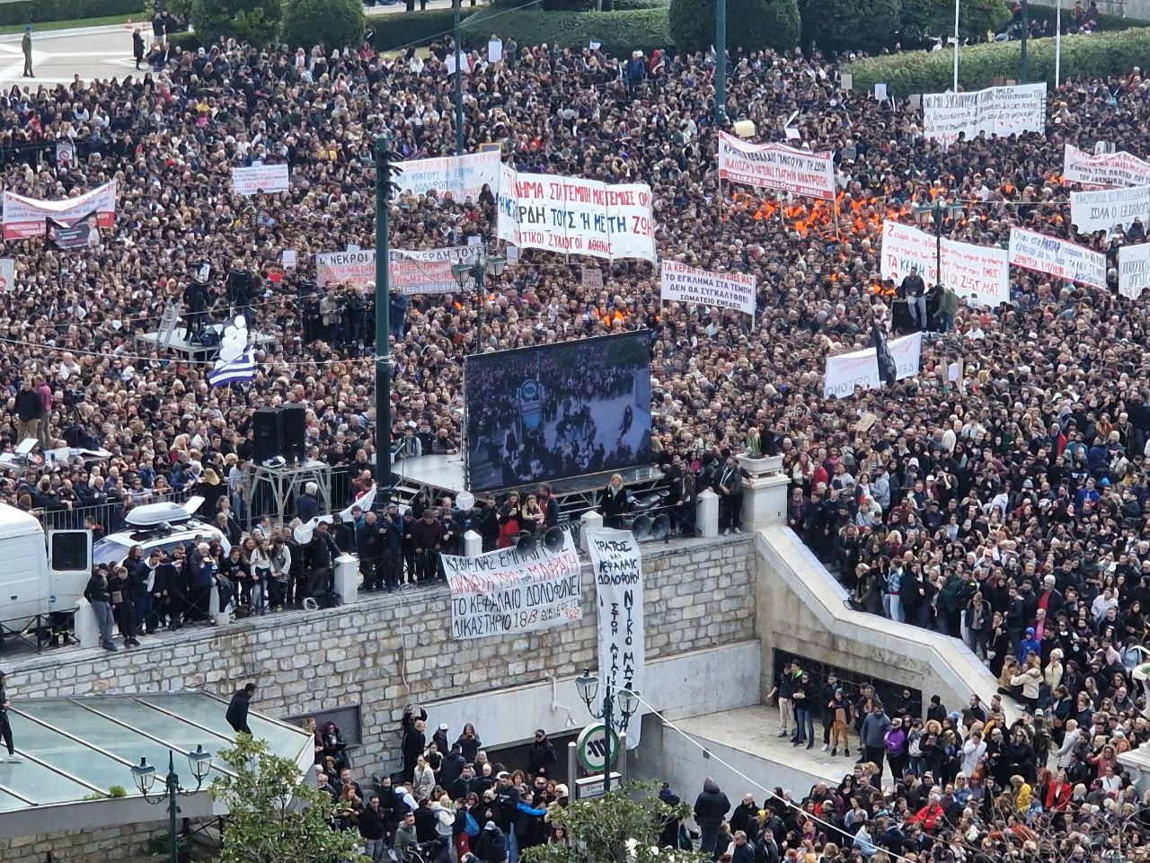 Τέμπη: Συγκλονιστικές διαδηλώσεις σε όλη την Ελλάδα για τη μνήμη των θυμάτων