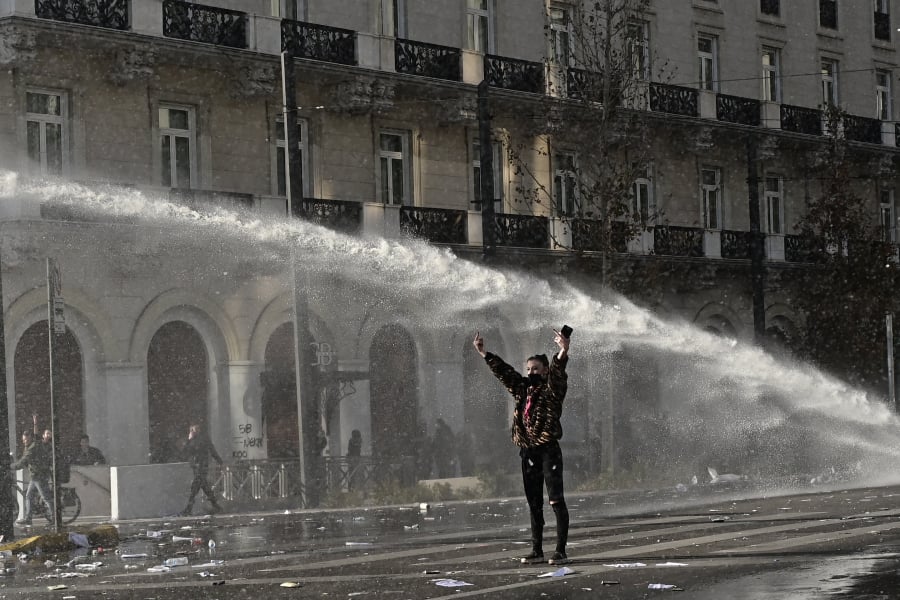 Αποκαλύψεις Πλακιά: Η αλήθεια πίσω από τη διαδηλώτρια που έγινε σύμβολο κατά της αστυνομικής βίας