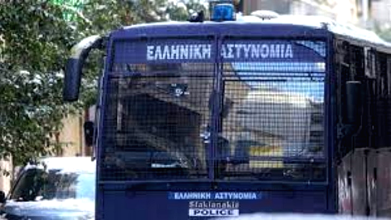 Δύο αστυνομικοί τραυματίστηκαν σε επεισόδια με κουκουλοφόρους έξω από το ΑΠΘ