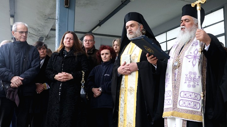 Επιμνημόσυνη δέηση για τα 57 θύματα των Τεμπών στο Σιδηροδρομικό Σταθμό Θεσσαλονίκης