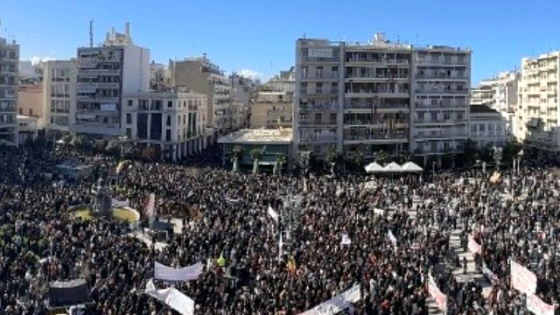 Μαζική κινητοποίηση στην Πάτρα για την απόδοση δικαιοσύνης σχετικά με το σιδηροδρομικό δυστύχημα των Τεμπών