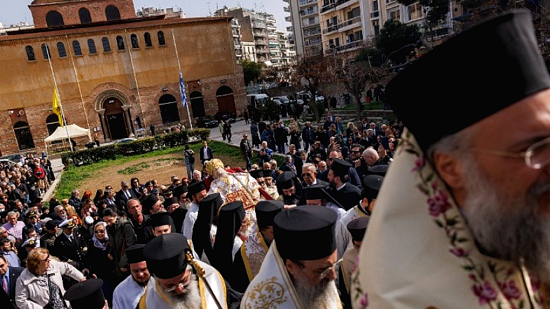 Με συγκίνηση και χειροκροτήματα η τελευταία αναχώρηση του πρώην μητροπολίτη Θεσσαλονίκης Άνθιμου