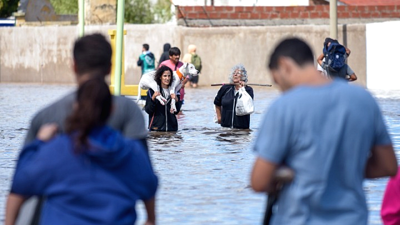 Σοβαρές πλημμύρες στην Αργεντινή: Τουλάχιστον 16 θάνατοι και χιλιάδες πρόσφυγες