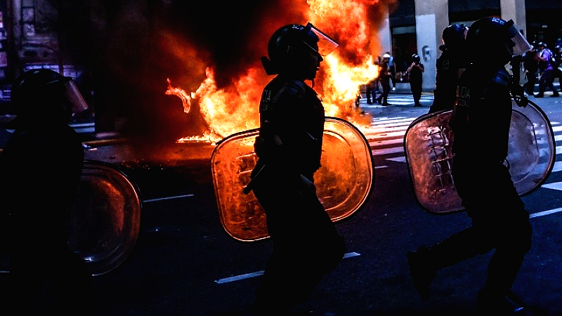 Σοβαρές συγκρούσεις στο Μπουένος Άιρες με 20 τραυματίες σε διαδηλώσεις υπέρ των συνταξιούχων