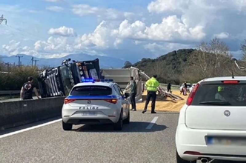 Τροχαίο ατύχημα με ανατροπή νταλίκας στην Ιόνια Οδό