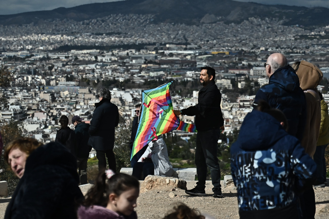 Αθηναίοι και Πειραιώτες γιορτάζουν την Καθαρά Δευτέρα με παραδοσιακά έθιμα και εδέσματα