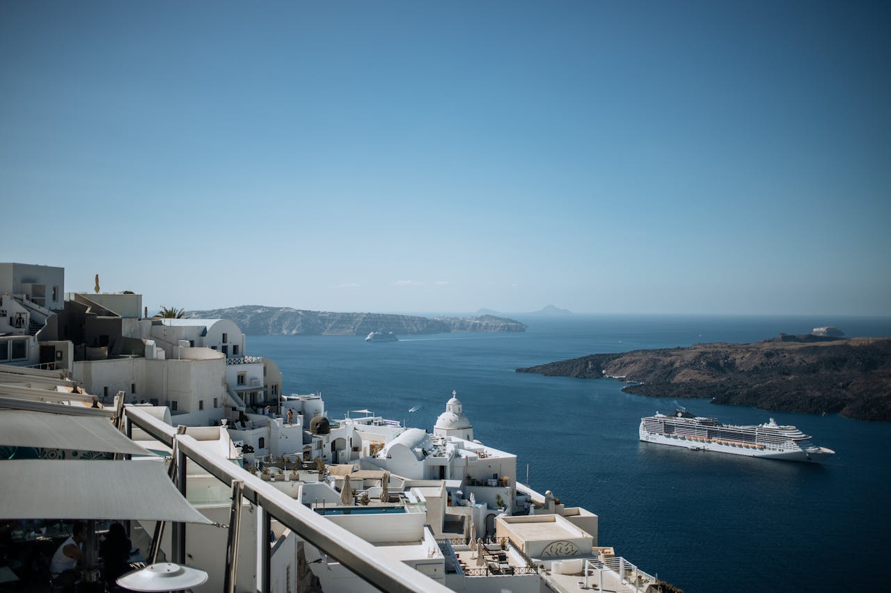 Σαντορίνη: Μείωση 20% στις κρατήσεις στα ξενοδοχεία, σε αγώνα δρόμου για να μη χαθεί το 2025