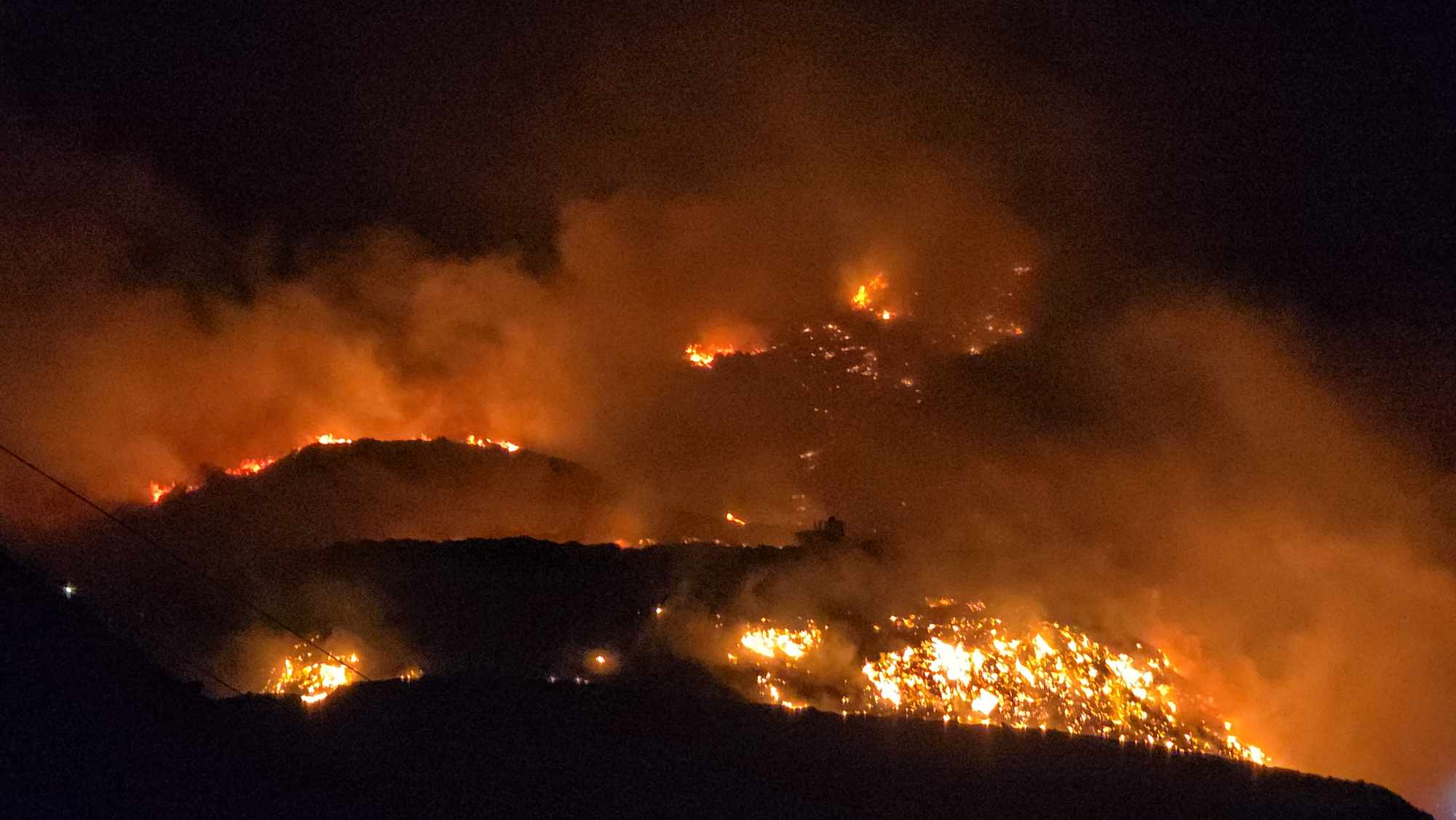 Φωτιά στον ΧΥΤΑ Σύρου στην περιοχή Κοράκι