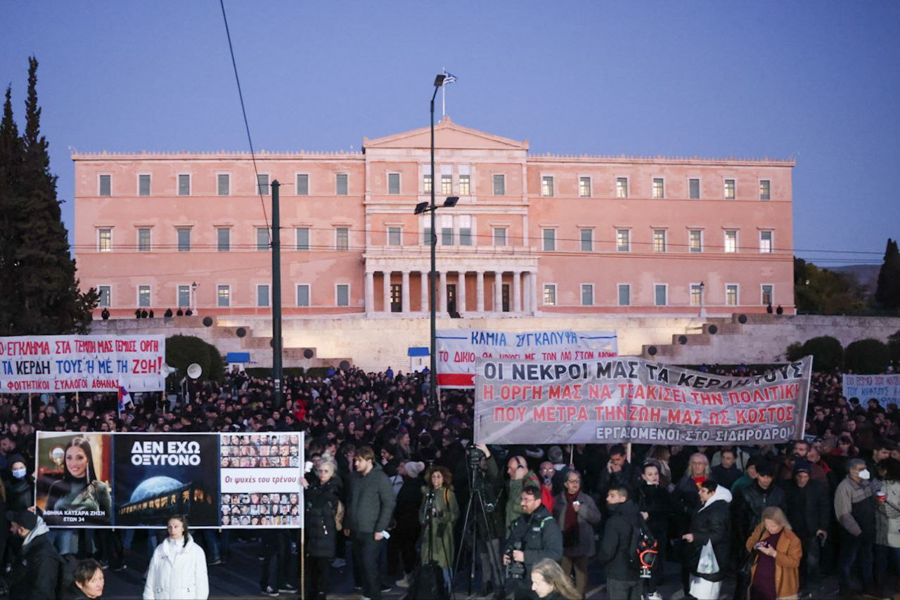 Η κυβέρνηση προσπαθεί να επαναστατήσει με τον λαό;