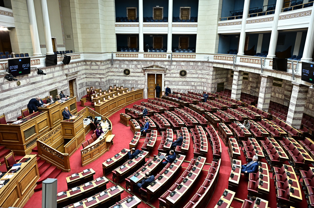 Πρόταση δυσπιστίας: Σφοδρή αντιπαράθεση πολιτικών αρχηγών στη Βουλή, με ψηφοφορία το βράδυ