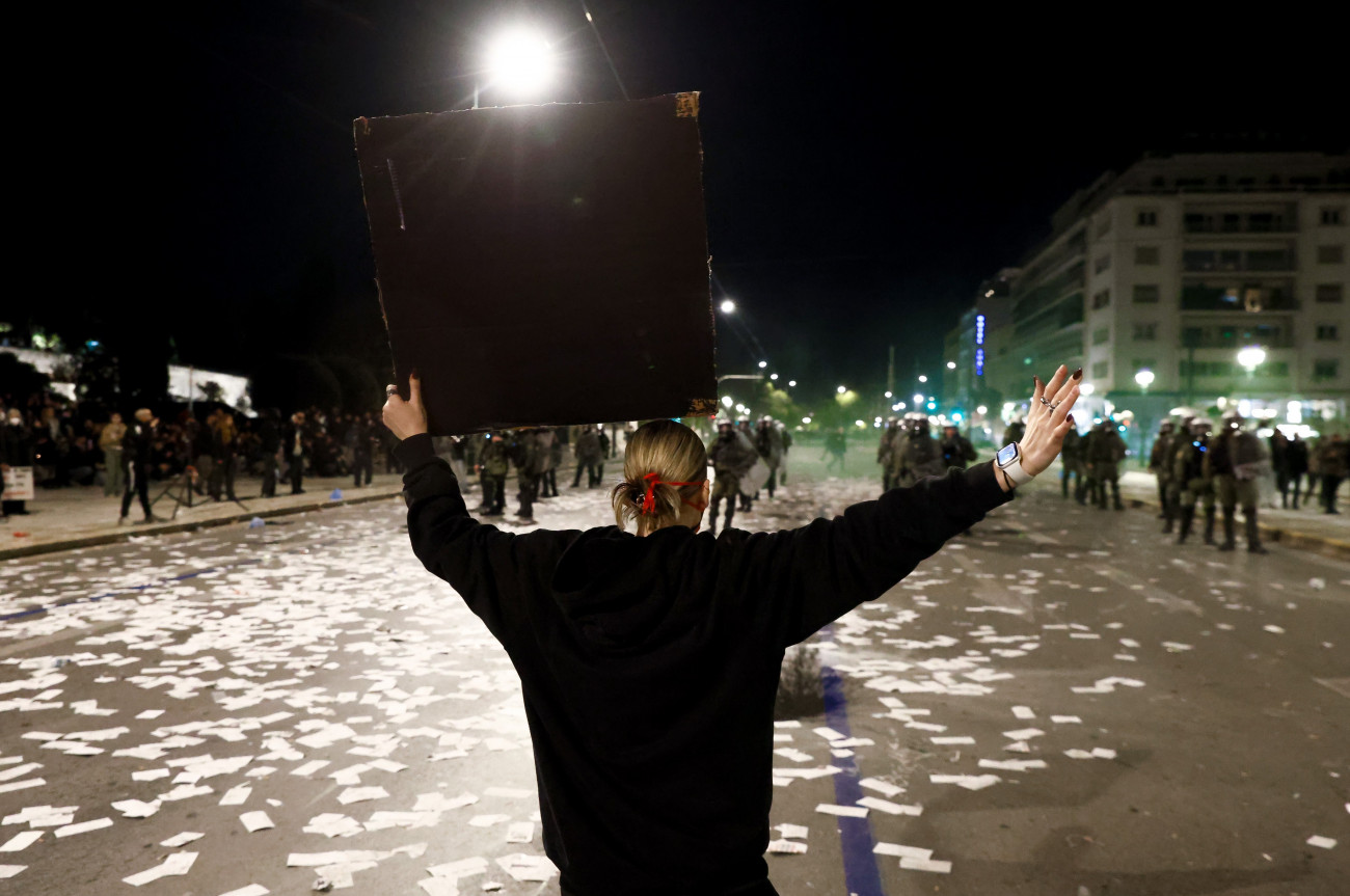 Υψωμένα χέρια: Από το Black Lives Matter στα Τέμπη – Μια έκφραση αντίστασης και θάρρους