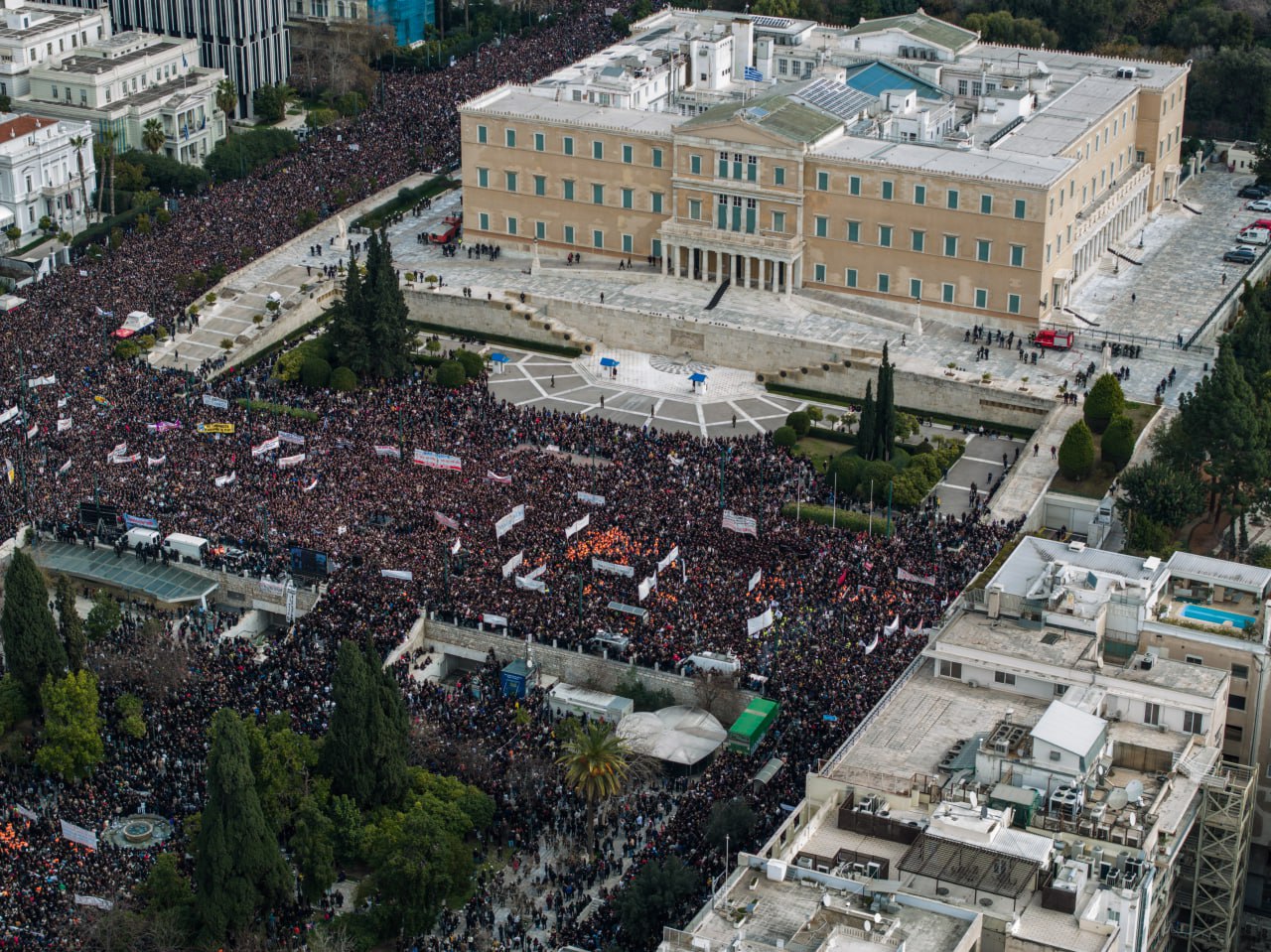 Η κυβέρνηση ξεπέρασε ένα σκόπελο, αλλά η πολιτική κρίση παραμένει