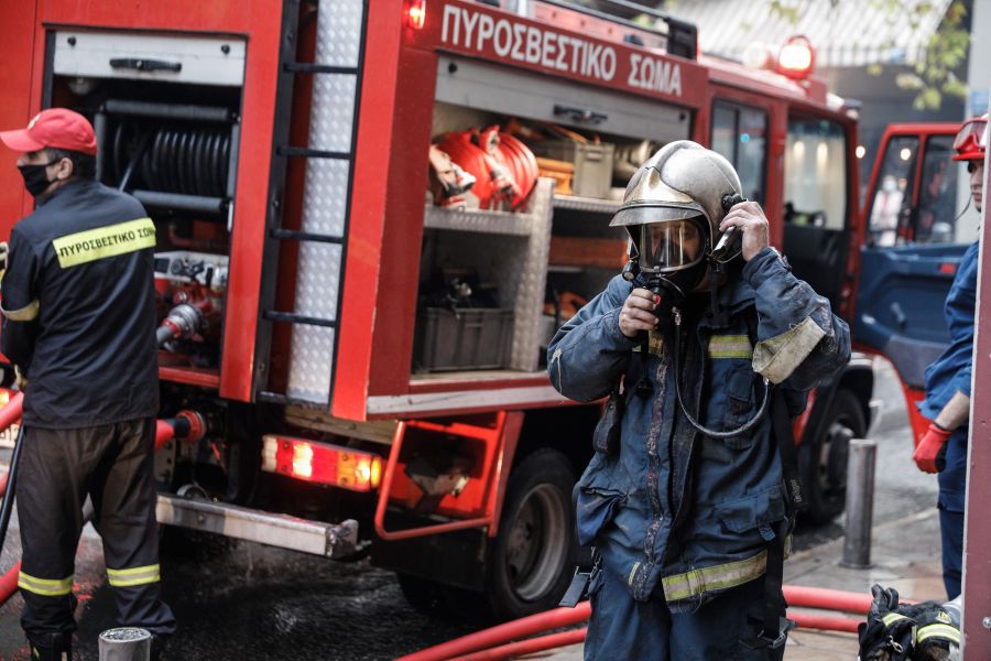 Κάτω Πατήσια: Πυρκαγιά σε σταθμευμένα αυτοκίνητα τα ξημερώματα