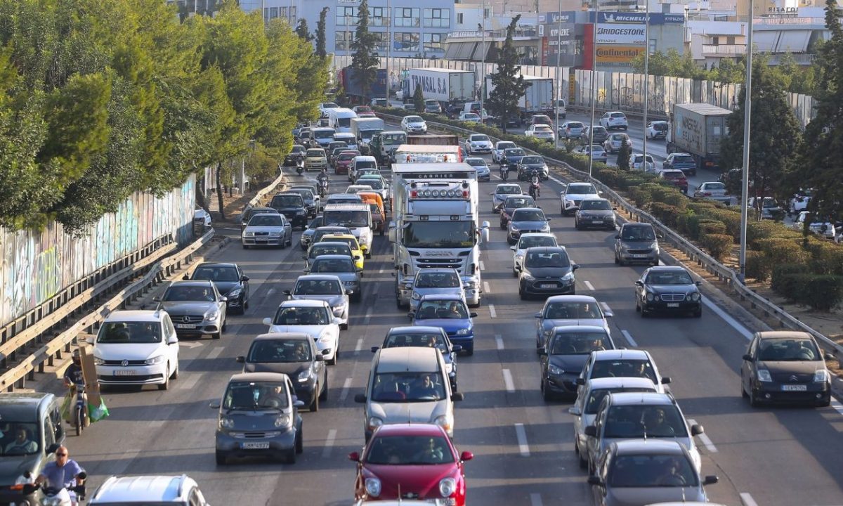 Διακοπή κυκλοφορίας στη λεωφόρο Τατοΐου λόγω νταλίκας που ανατράπηκε