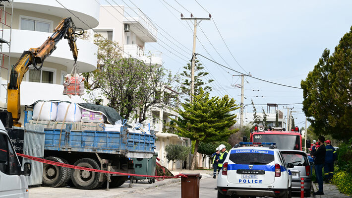 Σφοδρές επιθέσεις κομμάτων κατά της κυβέρνησης για το εργατικό δυστύχημα στη Βούλα – Απαιτούν ενίσχυση του ΣΕΠΕ