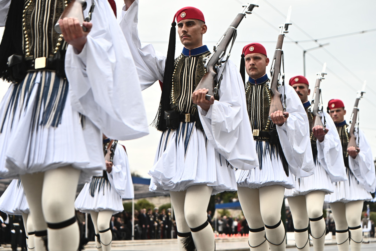 Η φωτογράφος που καταγράφει τους Εύζωνες μιλάει για τη δέος που νιώθει