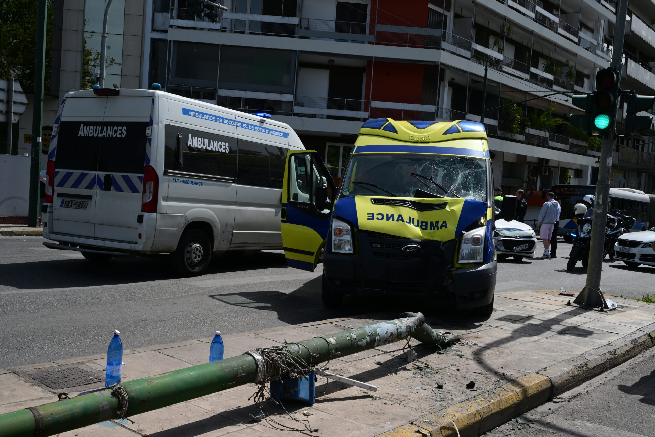 Ασθενοφόρο τράκαρε σε κολώνα στο κέντρο της Αθήνας – Καταπλακώθηκαν δύο πεζοί