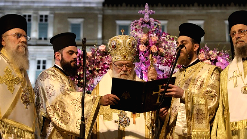 Κατανυκτική ατμόσφαιρα και περιφορά Επιταφίων σε ολόκληρη τη χώρα