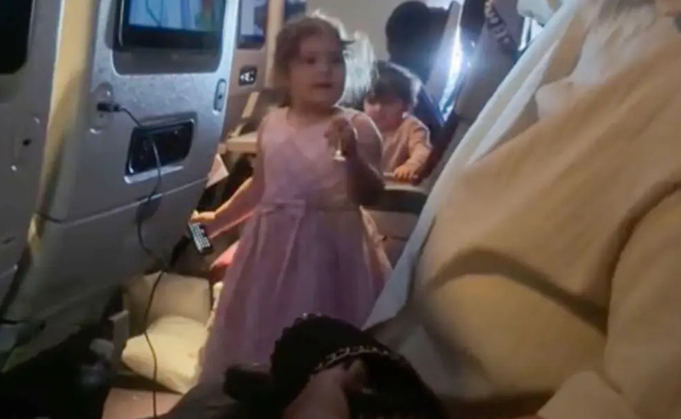 Βίντεο που έγινε viral με παιδί να επιτίθεται σε επιβάτιδα αεροπλάνου – Η αντίδραση της γυναίκας