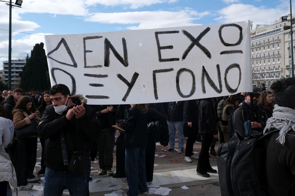 Ένα φάντασμα πλανιέται πάνω από τη χώρα: ο αντισυστημισμός