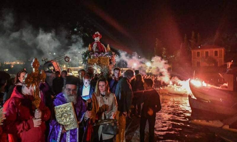 Πάσχα: Η παραθαλάσσια περιφορά των επιταφίων στην Πελοπόννησο με κατανυκτική ατμόσφαιρα